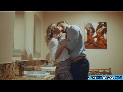 ❤️ Rehefa mamitaka anao ao amin'ny trano fidiovana ho an'ny besinimaro ny blonde be busty ☑ Super sex aminay ️❤